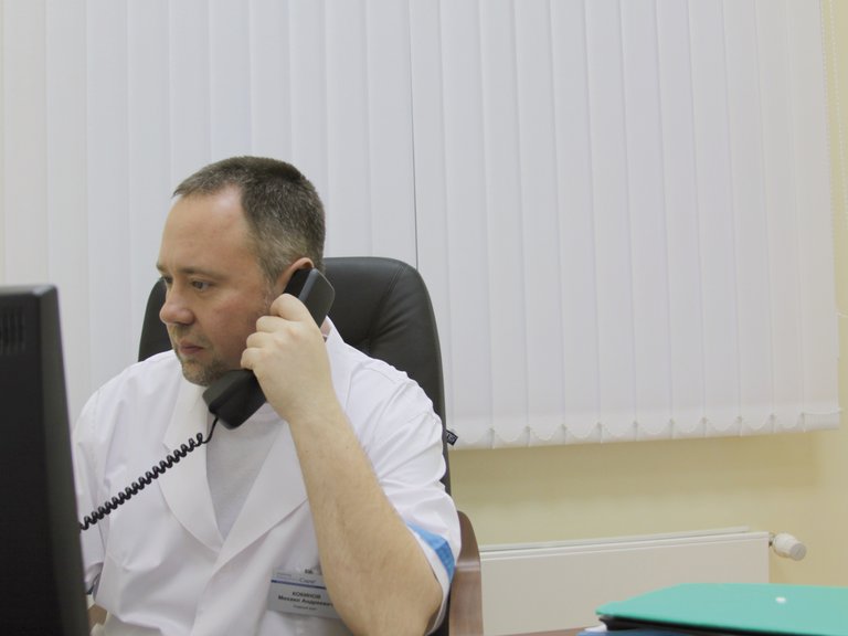 Dr. Michael Kokinov telefonla konuşuyor