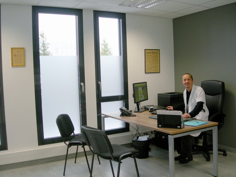 Ofisinde bilgisayarıyla çalışan Dr. Thomas Raphael