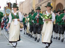 Tüm Münih’te Geleneksel Kostüm ve Piyade geçiş töreni