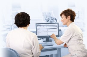 Dialysis nurses on the computer during e-learning